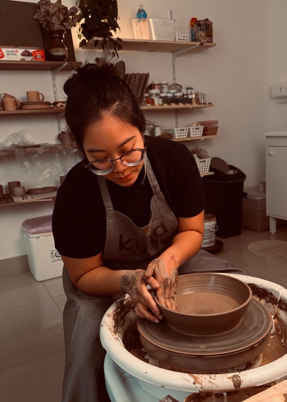 thaís no ateliê